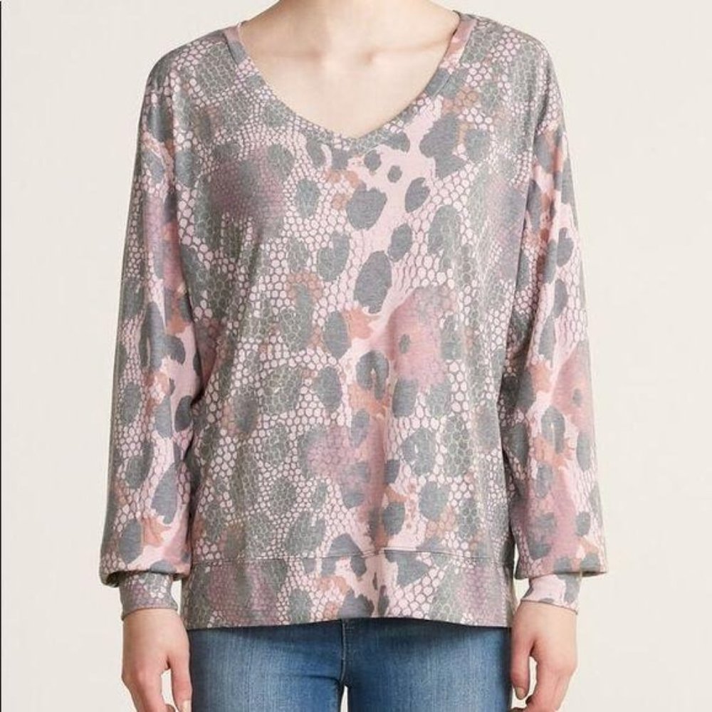 Playground Cozy Relaxed V Neck Leopard Sweater Womens Small